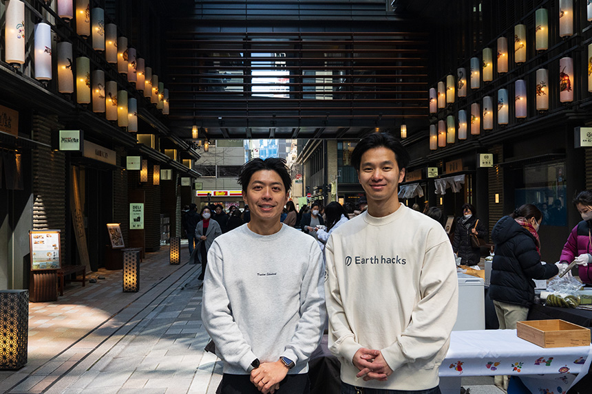 「デカボフードマルシェ」を運営するEarth hacks株式会社の石﨑健太さん(右)と増岡勝太さん(左)。