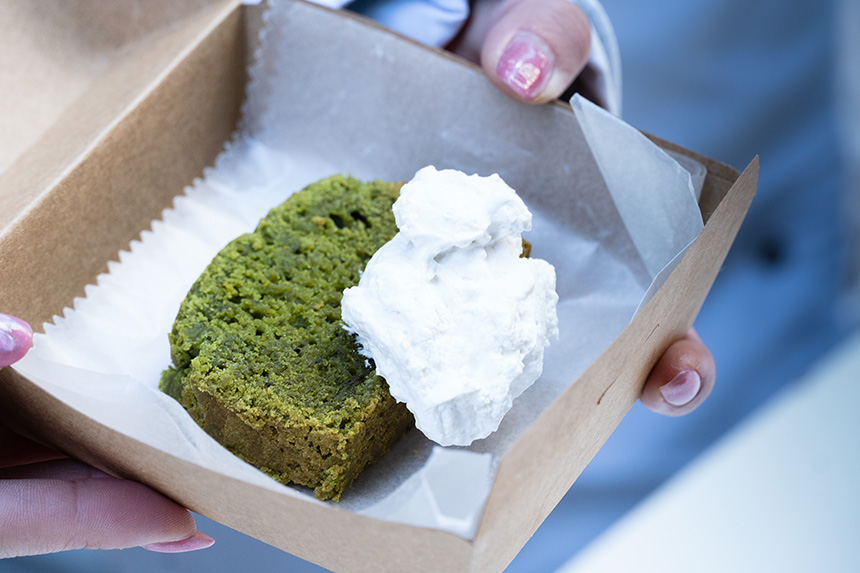 「学生達によるプラントベースフードプロジェクト『〇食ーWashokuー』が出展したパウンドケーキは、トッピングのクリームは植物油脂由来。