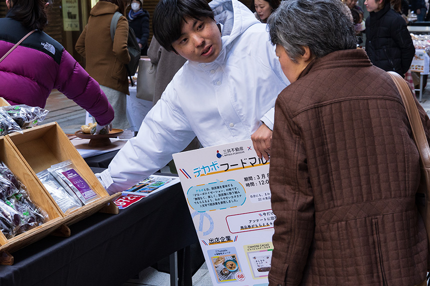 来場者は日本橋界隈に住む人、働く人、ショッピングに来た人など様々。学生達の説明にじっくりと耳を傾け、商品を手にとっていた。